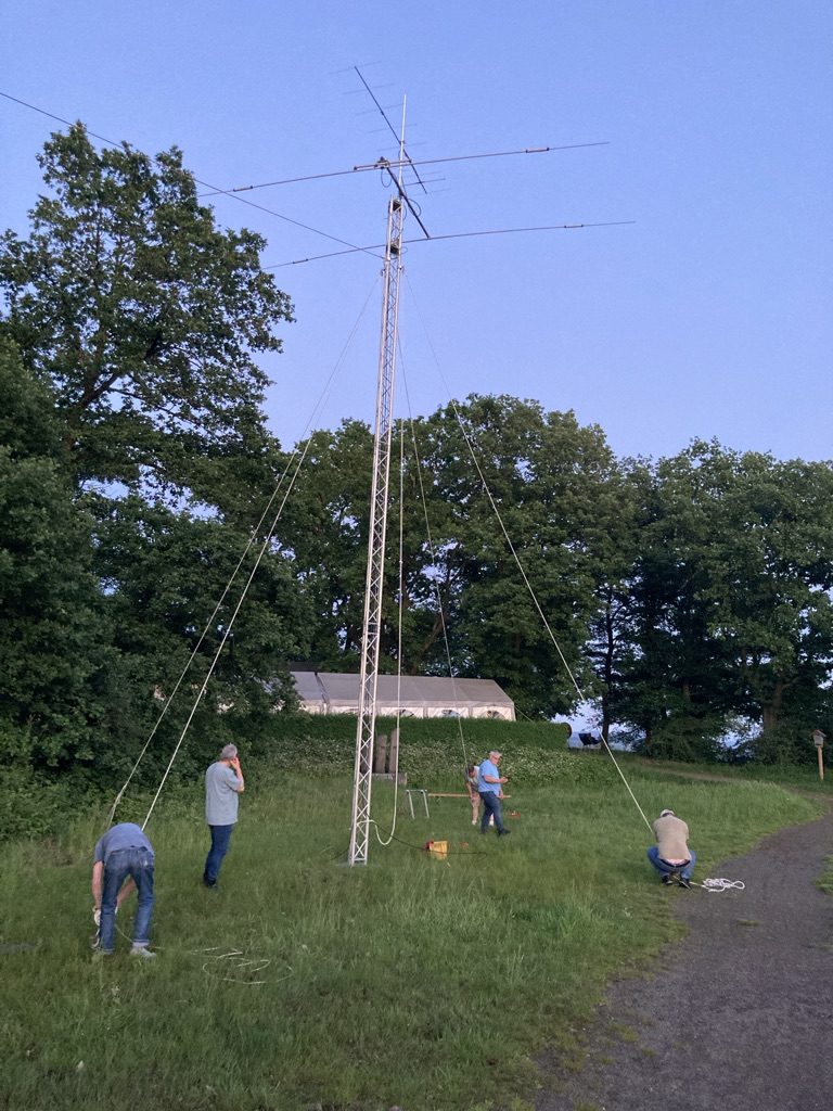 OMs beim Antennenaufbau